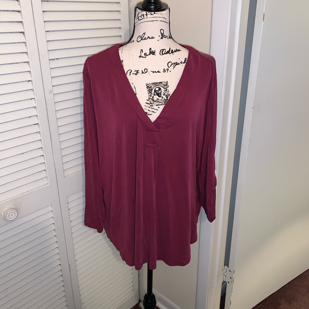Quarter sleeve blouse. V neck